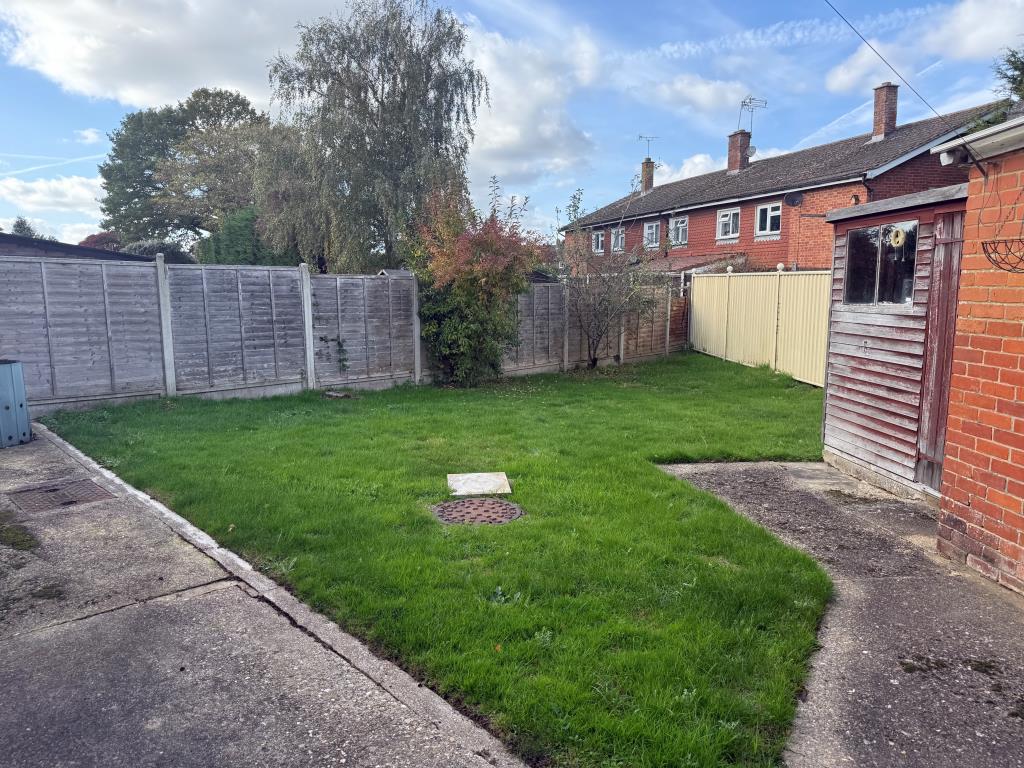 Lot: 124 - SEMI-DETACHED BUNGALOW FOR REFURBISHMENT - Garden